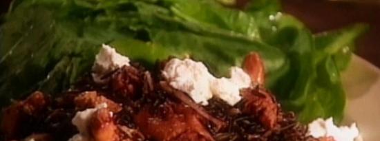野米鸡油菌沙拉配干果、山羊奶酪和核桃