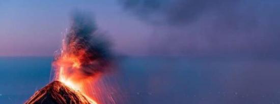流出气体中的冲击波可以调节火山闪电