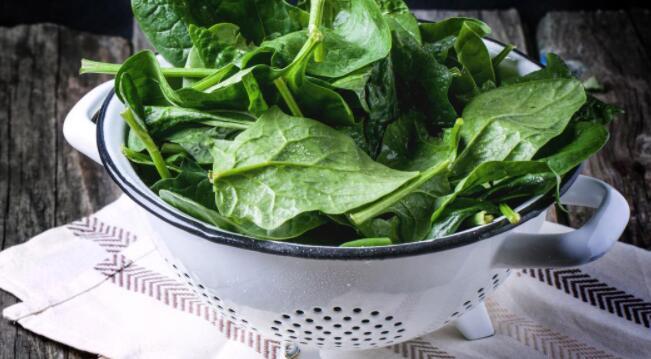 如何使用天然成分制作DIY食用色素