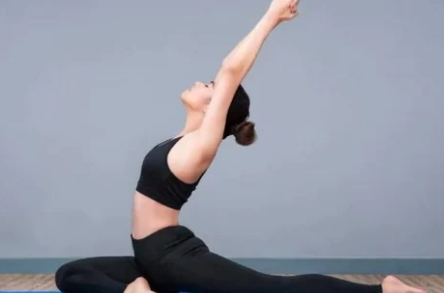 这5个瑜伽姿势能让你的BFF从头到脚转变