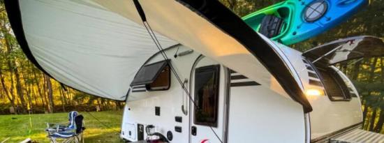Micro Max 露营车带来宽敞的平面图和固定式烧烤