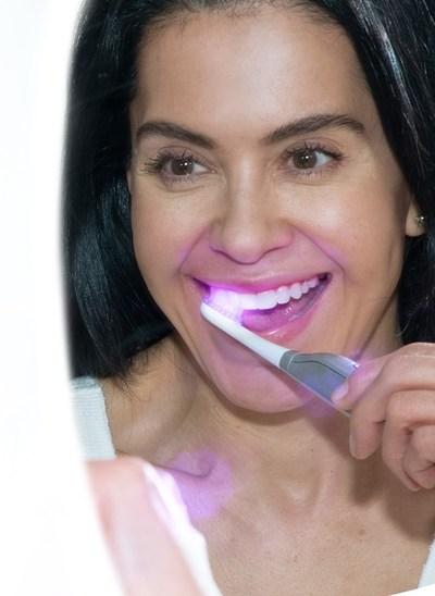 Oralucent推出获得专利的蓝光和红光治疗牙刷