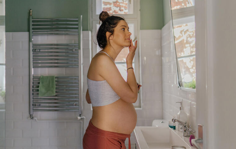 4位精通护肤的妈妈分享他们发誓的怀孕安全产品