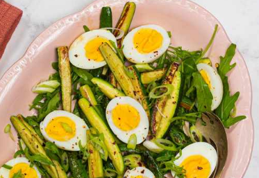素食试试这个快速简便的鸡蛋沙拉配西葫芦和野生火箭食谱