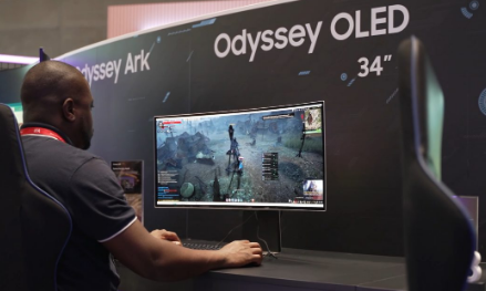这是三星 34 英寸 Odyssey OLED G8 游戏显示器的动手视频