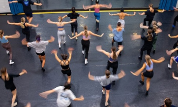 舞蹈学生在UB的夏季舞蹈课程中找到社区和勇气