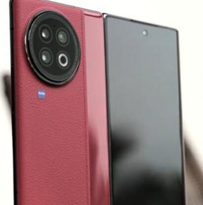 拆包折叠智能手机vivo X Fold 2的视频浮出水面