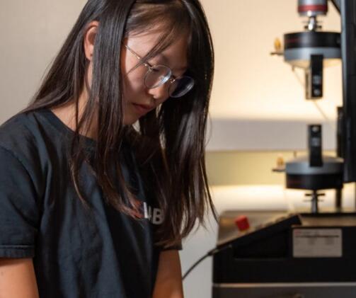 科学家使用死蜘蛛制造机器人抓手